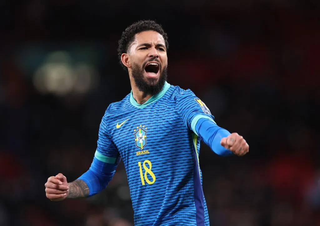 Douglas Luiz é prioridade do Manchester City. (Photo by Catherine Ivill/Getty Images)