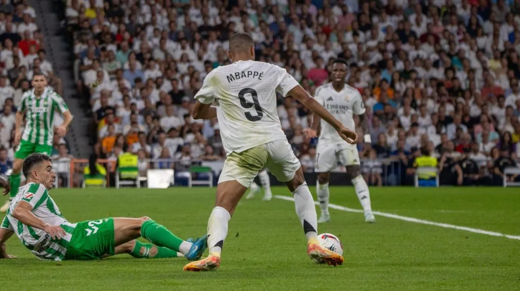 Kyllian Mbappé com a posse de bola em partida da La Liga diante do Real Betis. Foto: D. Canales Carvajal / Alamy Stock Photo