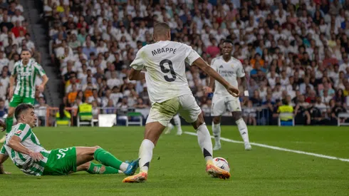 Kyllian Mbappé com a posse de bola em partida da La Liga diante do Real Betis. Foto: D. Canales Carvajal / Alamy Stock Photo