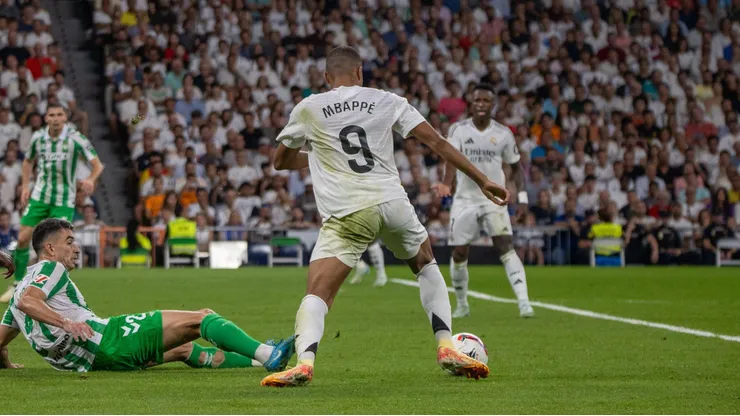 Kyllian Mbappé com a posse de bola em partida da La Liga diante do Real Betis. Foto: D. Canales Carvajal / Alamy Stock Photo