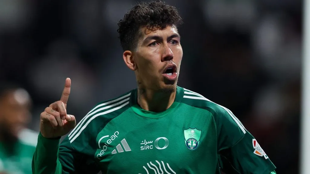 Roberto Firmino, com a camisa do Al-Ahli (Photo by Yasser Bakhsh/Getty Images)
