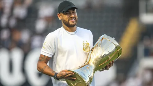 Neymar em jogo do Santos levando a taça do Campeonato Paulista. Jogador anunciou a sua volta ao clube.