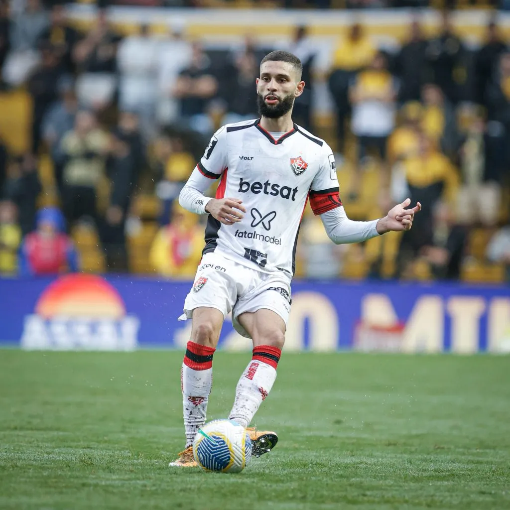 &nbsp;Wagner Leonardo em ação pelo Vitória. Ele é alvo do Palmeiras, segundo Rafael Del Manto. Foto: Leonardo Hubbe/AGIF