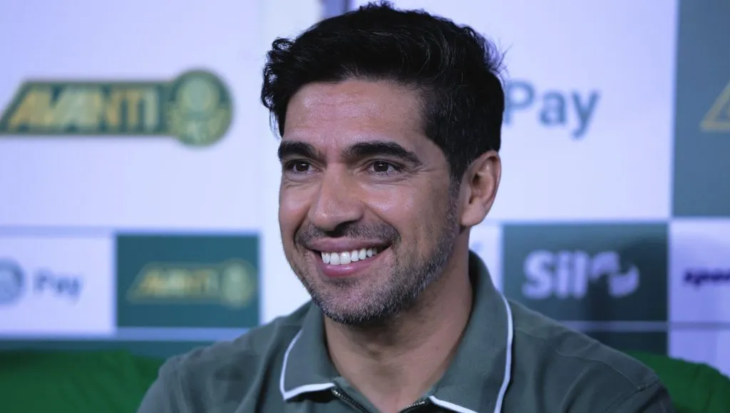 Abel Ferreira, sentado, pelo Palmeiras, de camisa verde. Foto: Ettore Chiereguini/AGIF
