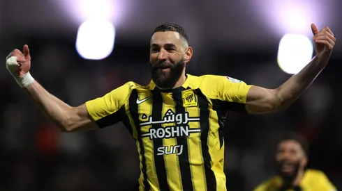 Benzema comemora gol com a camisa do Al-Ittihad. Foto: Yasser Bakhsh/Getty Images