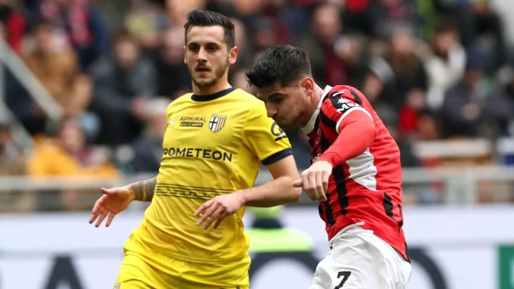 Álvaro Morata, do AC Milan, chuta sob pressão de Emanuele Valeri, do Parma Calcio, durante a partida da Série A entre AC Milan e Parma no Estádio Giuseppe Meazza, em 26 de janeiro de 2025, em Milão, Itália. (Foto por Marco Luzzani/Getty Images)