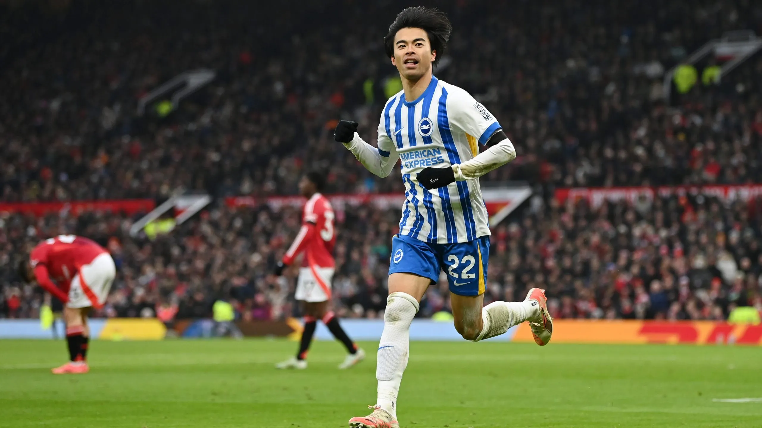 Mitoma em jogo do Brighton. Jogador é alvo do Manchester United. Foto: Gareth Copley/Getty Images