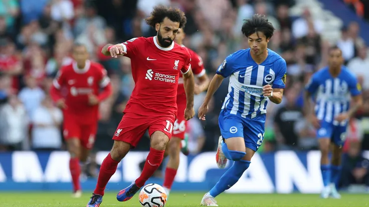 Mitoma enfrentando o Liverpool em jogo da Premier League. Jogador é alvo do futebol saudita. Foto: Steve Bardens