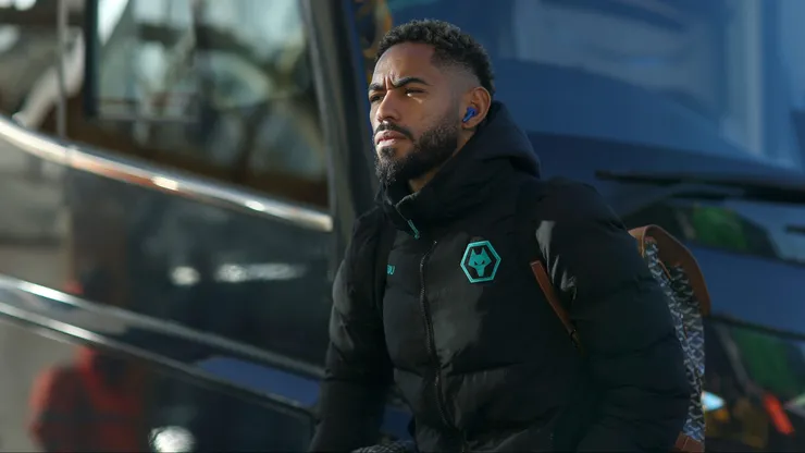 Matheus Cunha chegando para jogo do Wolverhampton. Atacante é um dos destaques da Premier League. Foto: Naomi Baker