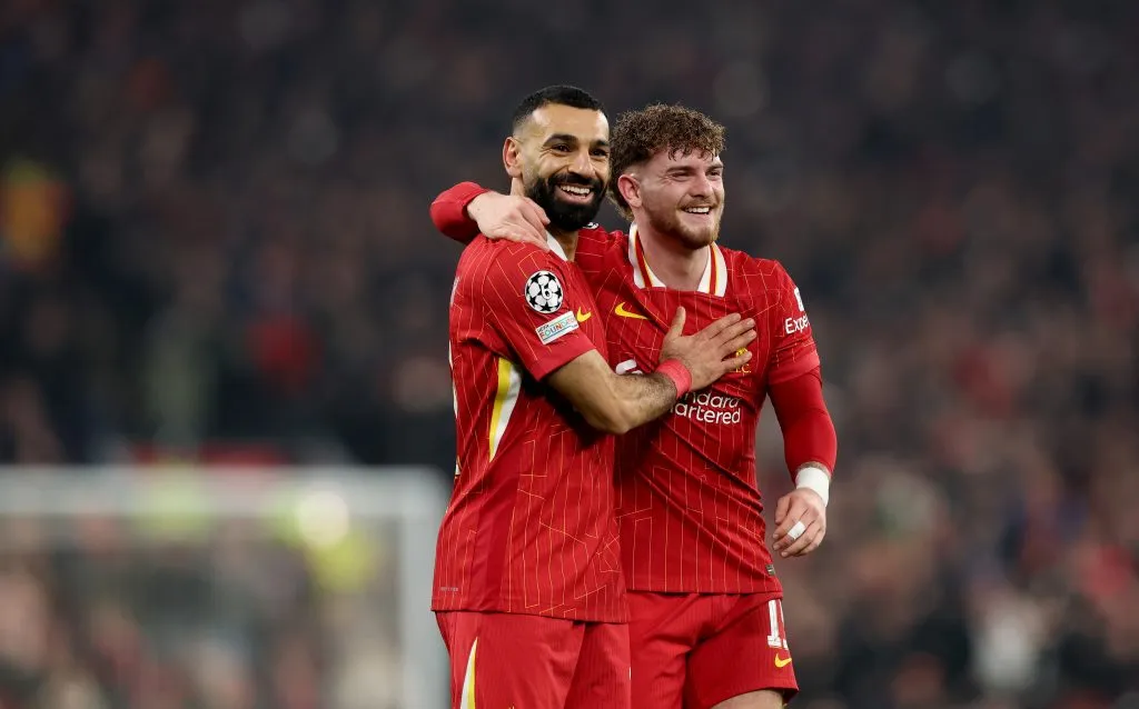 Salah e Elliott pelo Liverpool. &nbsp;(Photo by Carl Recine/Getty Images)