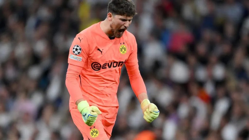 Gregor Kobel, do Borussia Dortmund, comemora após seu companheiro de equipe Donyell Malen (não mostrado) marcar o primeiro gol da equipe durante a partida da Fase de Grupos da UEFA Champions League 2024/25 entre Real Madrid C.F. e Borussia Dortmund no Estadio Santiago Bernabéu em 22 de outubro de 2024, em Madrid, Espanha. (Foto de David Ramos/Getty Images)