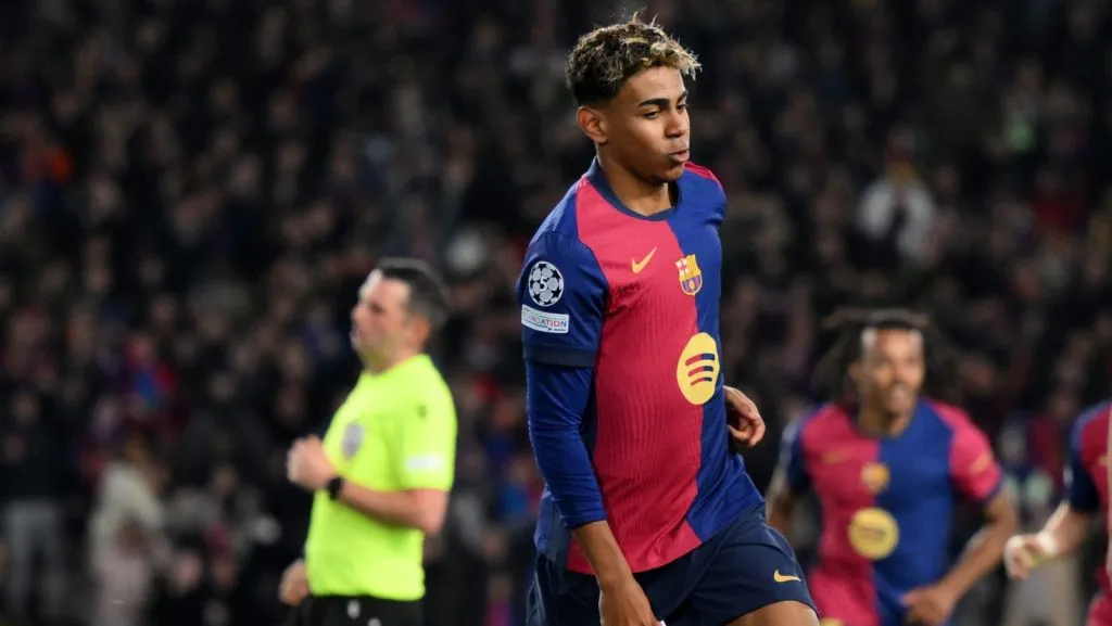 Lamine Yamal, do FC Barcelona, comemora ao marcar o primeiro gol de sua equipe durante a partida da Fase de Liga da UEFA Champions League 2024/25 (MD8) entre FC Barcelona e Atalanta BC no Estadi Olímpic Lluís Companys, em 29 de janeiro de 2025, em Barcelona, Espanha. (Foto de David Ramos/Getty Images)