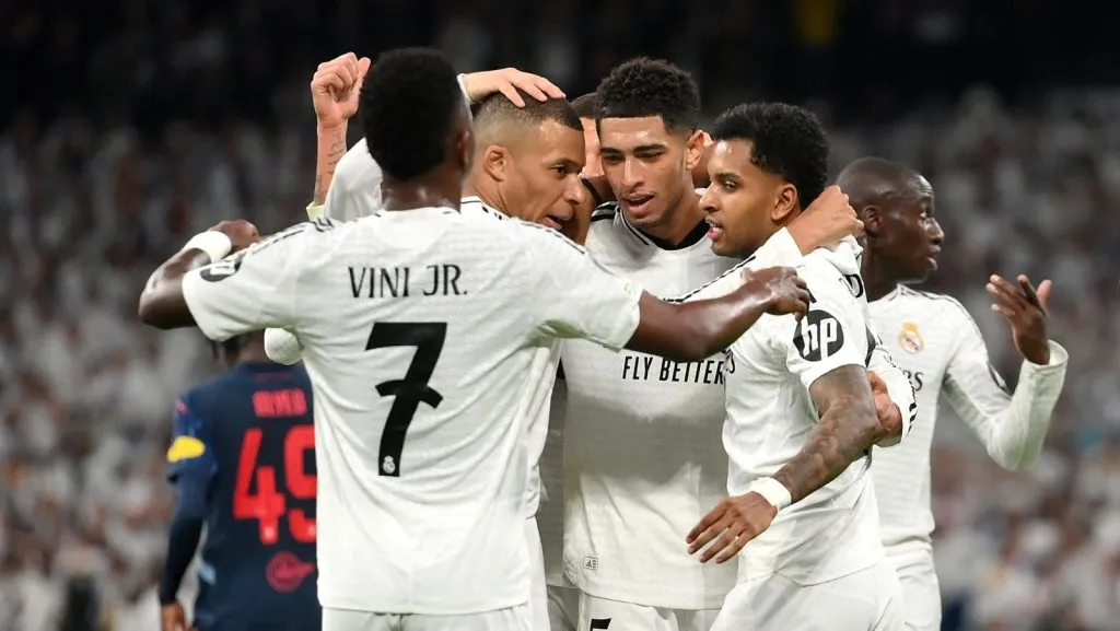 Rodrygo, do Real Madrid, comemora o segundo gol de sua equipe com os companheiros Vinicius Junior, Kylian Mbappé e Jude Bellingham durante a partida da Fase de Liga da UEFA Champions League 2024/25 (MD7) entre Real Madrid C.F. e FC Salzburg, no Estádio Santiago Bernabéu, em 22 de janeiro de 2025, em Madri, Espanha. (Foto de Denis Doyle/Getty Images)