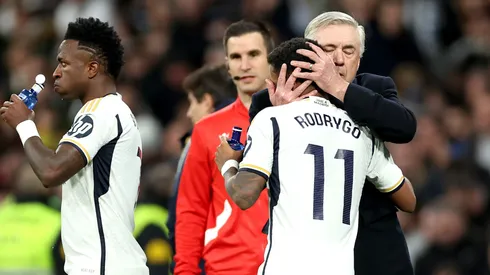 Carlo Ancelotti junto com Rodrygo e Vini Jr