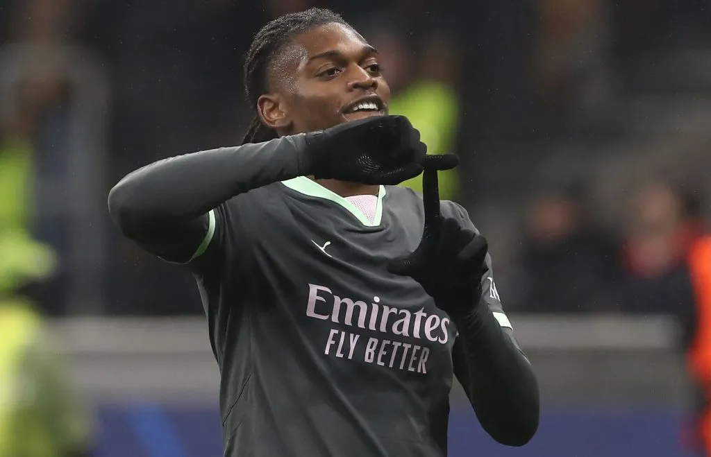 Rafael Leão no duelo diante do Girona (Photo by Marco Luzzani/Getty Images)