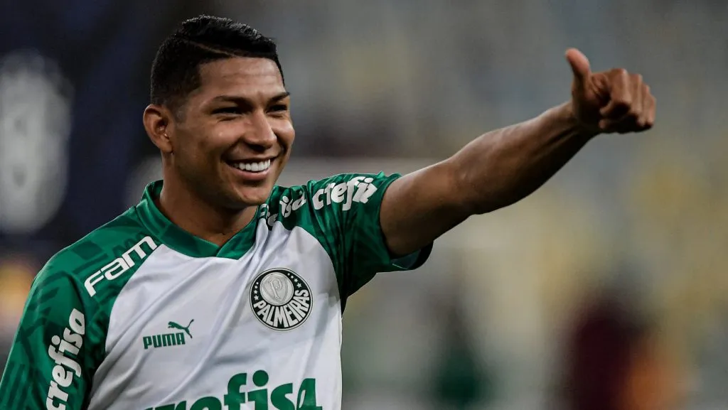 Rony, em campo, de camisa branca com emblema do Palmeiras. Foto: Thiago Ribeiro/AGIF