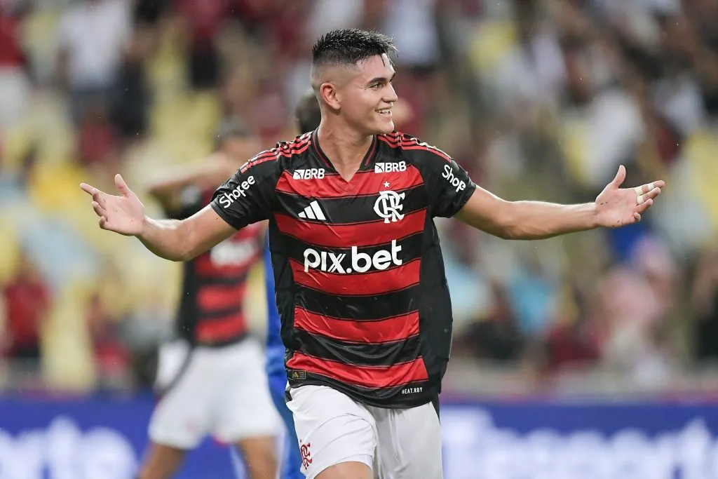 Alcaraz, do Flamengo, não se firmou na equipe e agora vai defender o Everton, da Inglaterra. Foto: Thiago Ribeiro/AGIF