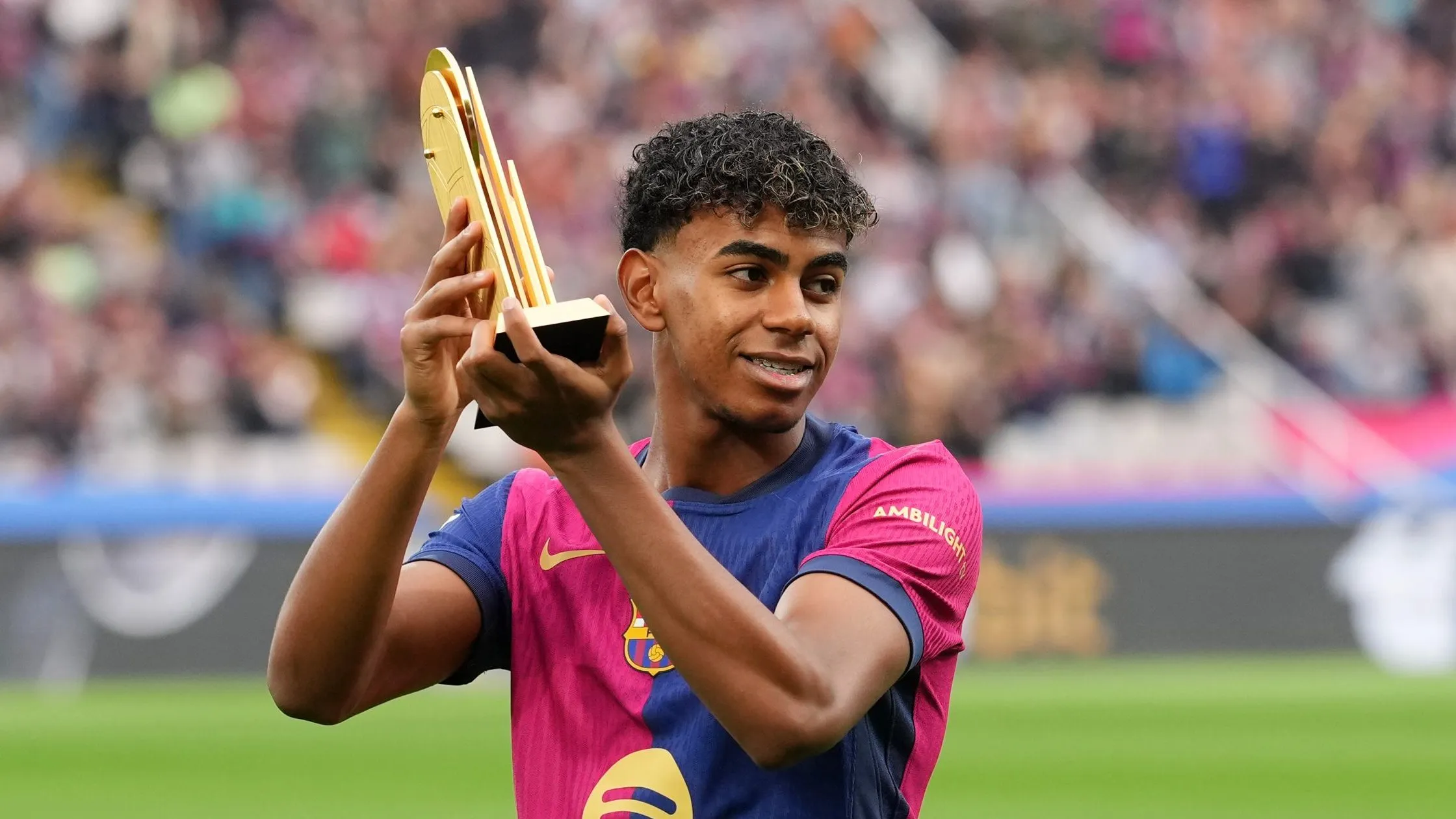 Lamine Yamal vence o troféu Kopa (Photo by Alex Caparros/Getty Images)