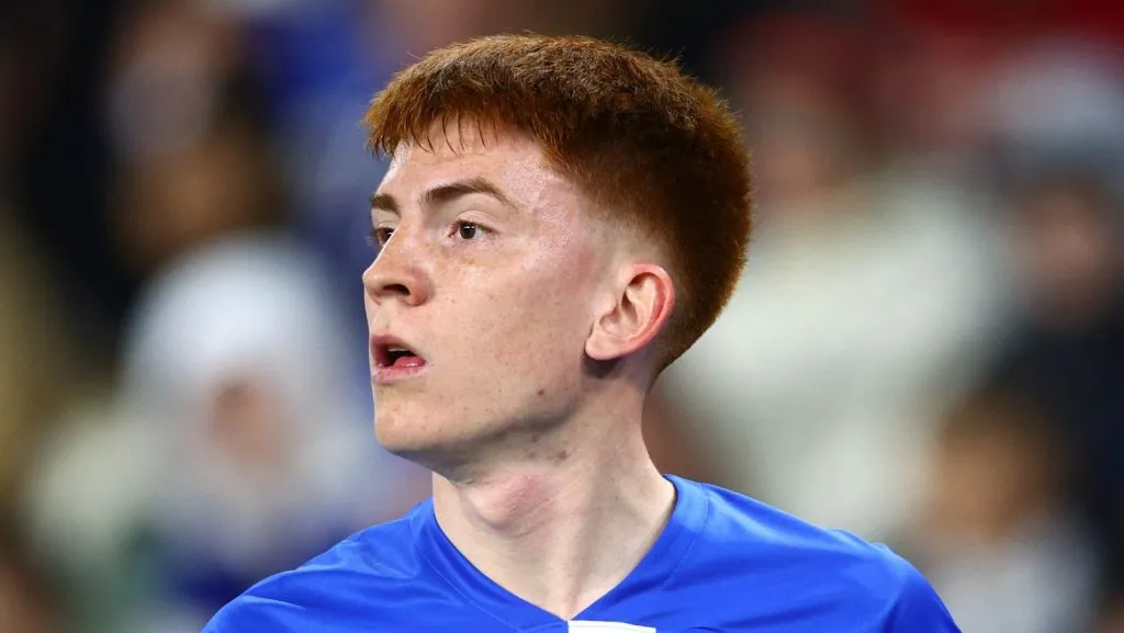 Valentín Barco, do Brighton &amp; Hove Albion, observa o jogo durante a partida da Premier League entre Brighton &amp; Hove Albion e Manchester City, no American Express Community Stadium, em 25 de abril de 2024, em Brighton, Inglaterra. (Foto de Clive Rose/Getty Images)