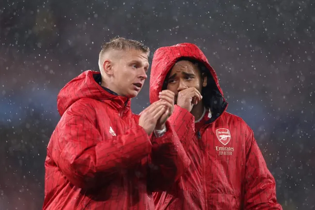LZinchenko e Gabriel Jesus pelo Arsenal (Photo by Alex Pantling/Getty Images)