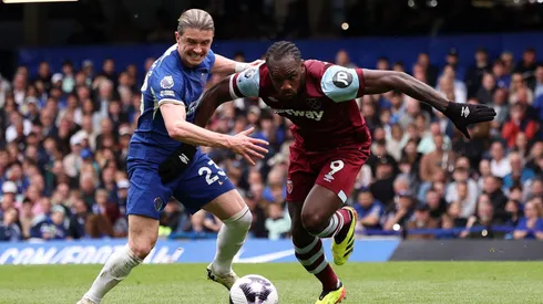 Conor Gallagher e Michail Antonio dividem bola em partida entre Chelsea e West Ham, no Stamford Bridge. Foto: Sportimage Ltd / Alamy Stock Photo