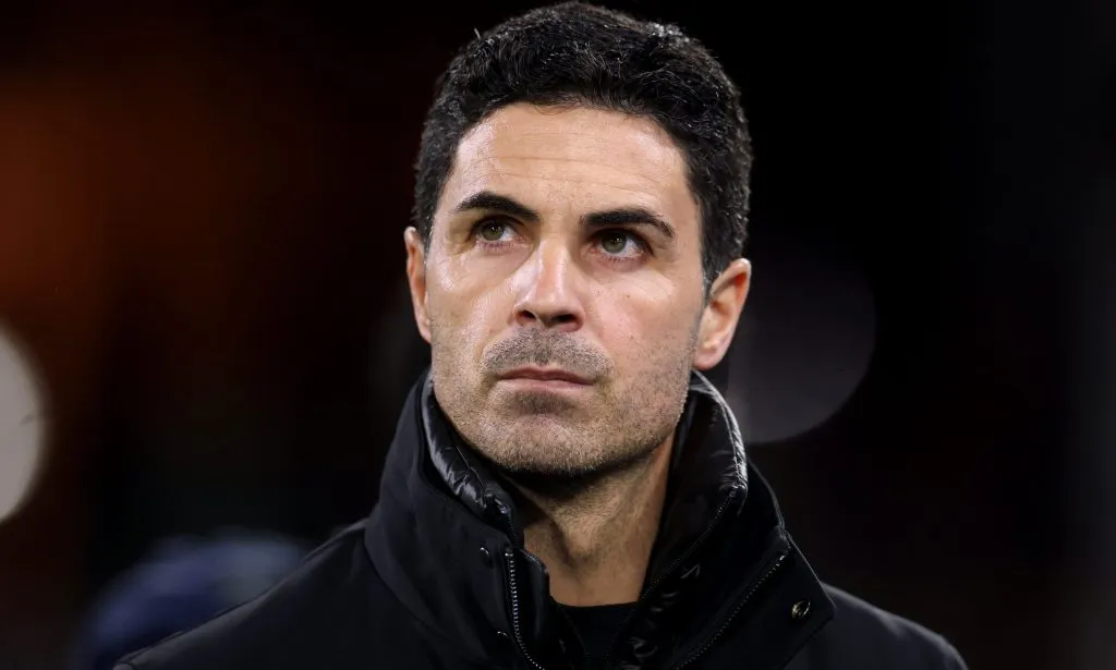 Mikel Arteta, de jaqueta preta, pelo ARSENAL. (Photo by Alex Pantling/Getty Images)