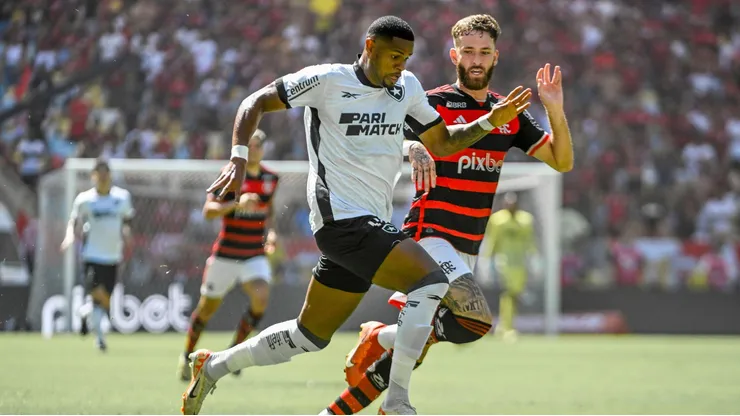 Junior Santos disputa corrida com Léo Pereira em partida entre Botafogo e Flamengo. Foto: SPP Sport Press Photo. / Alamy Stock Photo