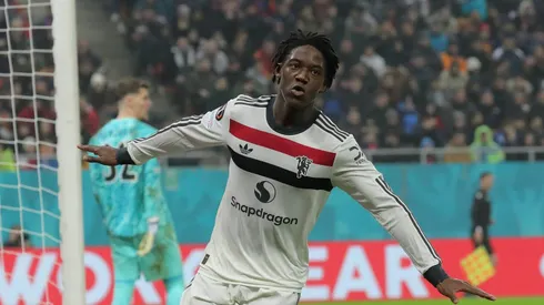 Mainoo em jogo do Manchester United. Jogador é alvo de clubes italianos. Foto de Vasile Mihai-Antonio/Getty Images