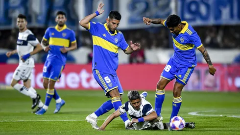 Juan Ramírez disputando bola em jogo do Boca Juniors contra o Gimnasia y Esgrima La Plata. Jogador será emprestado ao Lanús. Foto: Marcelo Endelli