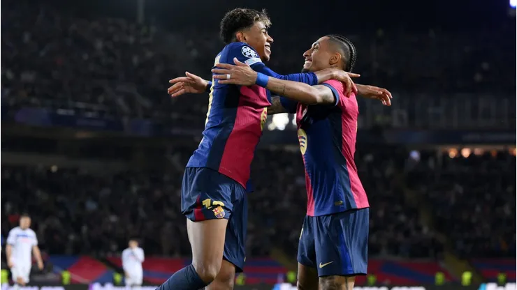 Lamine Yamal, jovem atacante do Barcelona, vem se destacando nesta temporada, liderando as estatísticas de dribles bem-sucedidos em La Liga e na Liga dos Campeões. (Foto de David Ramos/Getty Images)