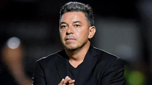 Com o prazo do Mundial se aproximando, Marcelo Gallardo avalia outras alternativas para o elenco. (Foto de Marcelo Endelli/Getty Images)
