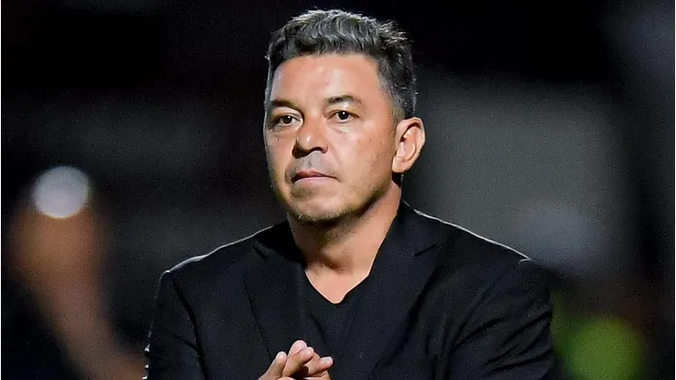 Com o prazo do Mundial se aproximando, Marcelo Gallardo avalia outras alternativas para o elenco. (Foto de Marcelo Endelli/Getty Images)