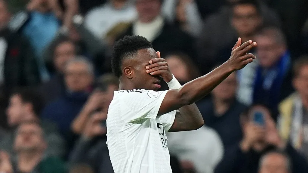 Vinicius Junior, do Real Madrid, comemora ao marcar o segundo gol de sua equipe durante a partida da Copa do Rei entre Real Madrid e Celta de Vigo no Estádio Santiago Bernabéu, em 16 de janeiro de 2025, em Madri, Espanha. (Foto por Angel Martinez/Getty Images)