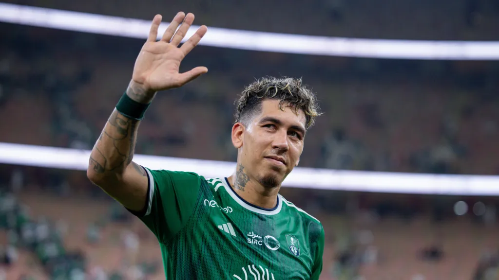 Roberto Firmino com a camisa do Al-Ahli (Photo by Yasser Bakhsh/Getty Images)