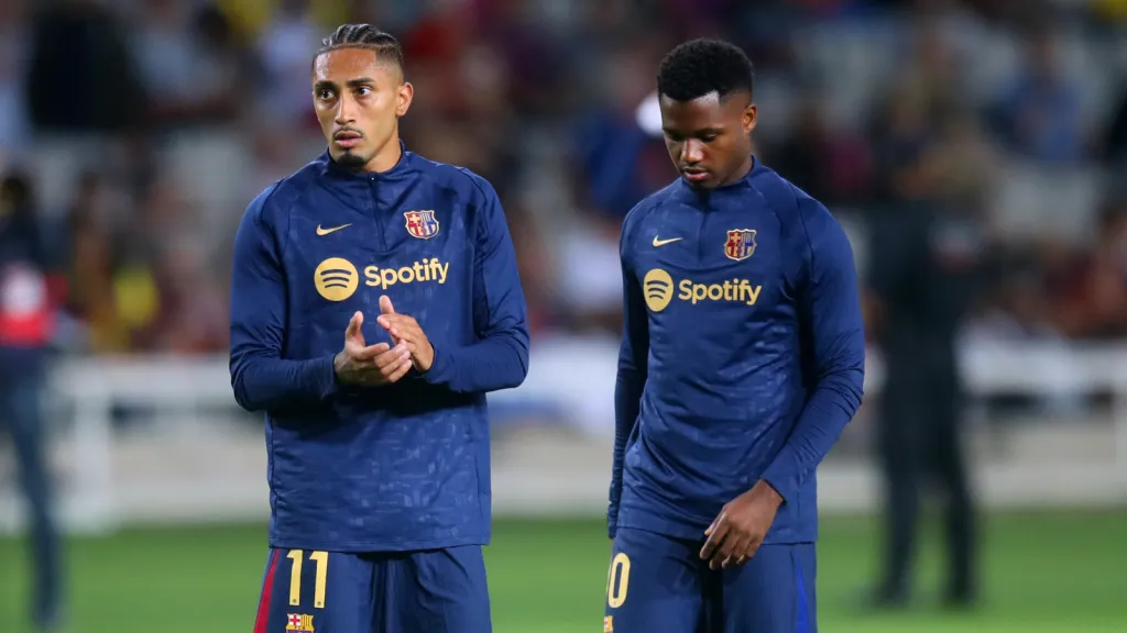 Ansu Fati e Raphinha pelo Barcelona (Photo by Linnea Rheborg/Getty Images)