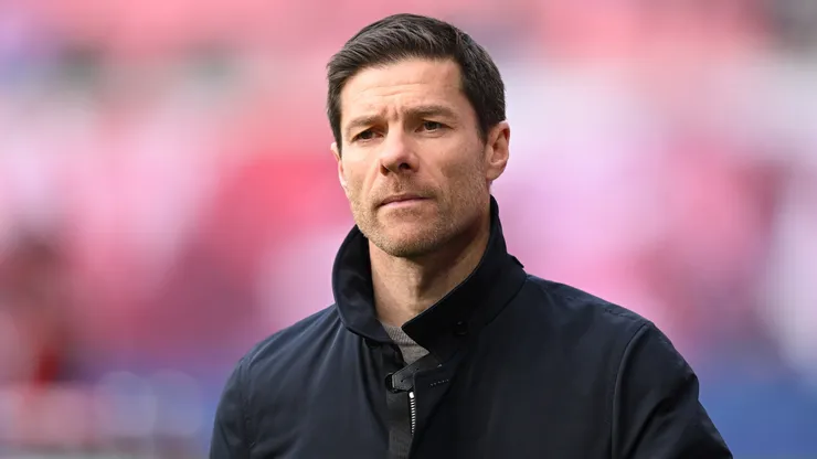 Treinador Xabi Alonso em jogo do Bayer Leverkusen