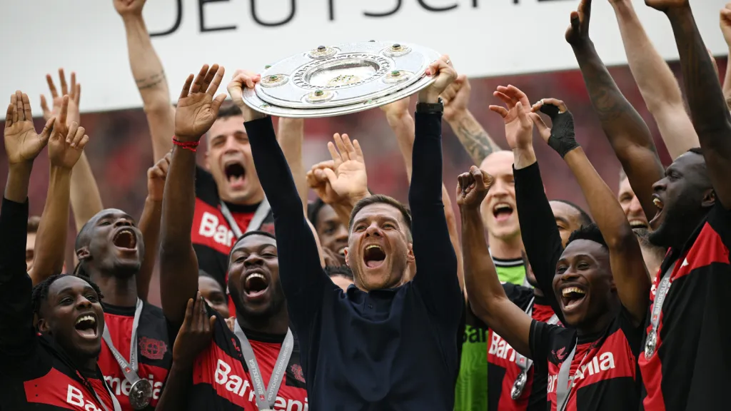 Xabi Alonso levantando o troféu da Bundesliga pelo Bayer Leverkusen (Photo by Stuart Franklin/Getty Images)