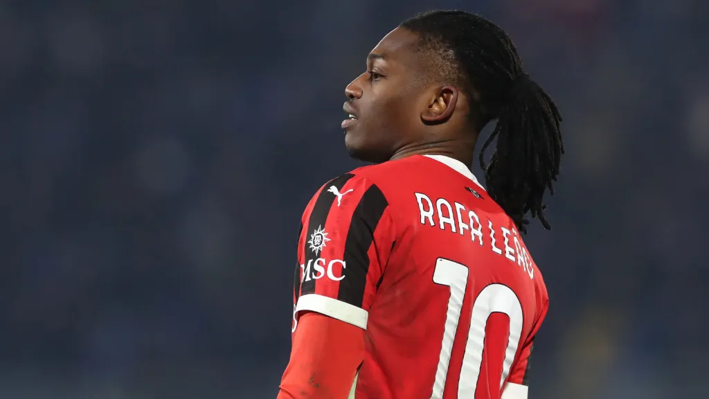 Rafael Leão em partida pelo Milan (Photo by Marco Luzzani/Getty Images)