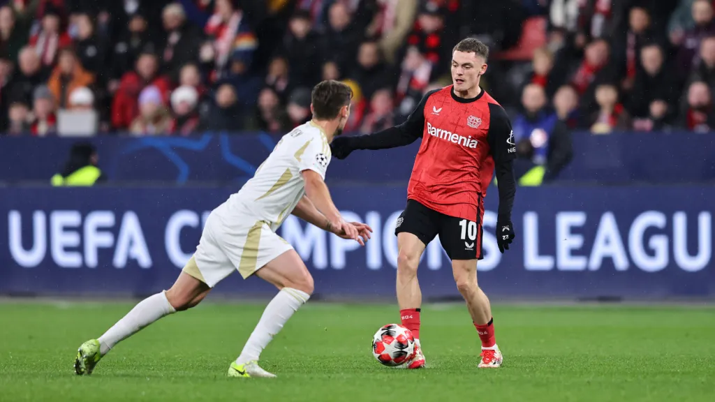 Florian Wirtz em jogo do Bayer Leverkusen pela Champions League (Photo by Christof Koepsel/Getty Images)