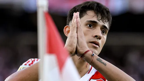 Com a saída de Pablo Solari, o River Plate intensifica sua busca por reforços e mira na contratação de Alexis Sánchez. (Foto por Marcelo EndelliGetty Images)