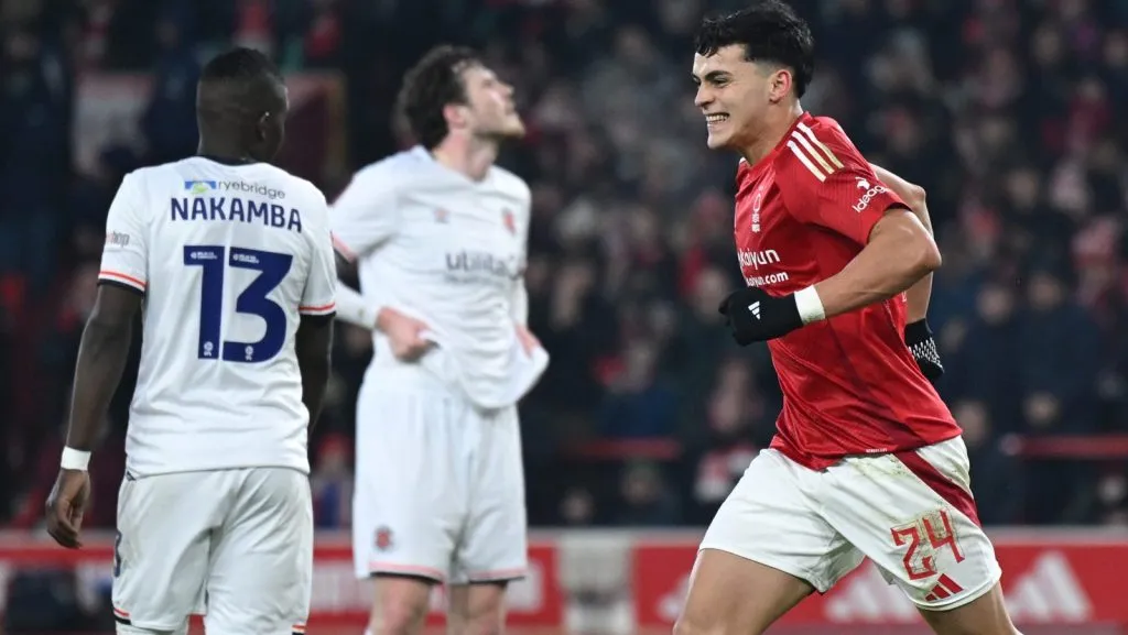 Ramon Sosa, do Nottingham Forest, comemora após marcar o segundo gol de sua equipe durante a partida da terceira rodada da Emirates FA Cup entre Nottingham Forest e Luton Town no City Ground, em 11 de janeiro de 2025, em Nottingham, Inglaterra. (Foto por Shaun Botterill/Getty Images)