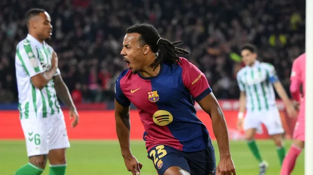 Jules Koundé celebrando um gol pelo Barcelona. Ele é alvo do Manchester United (David Ramos/Getty Images)