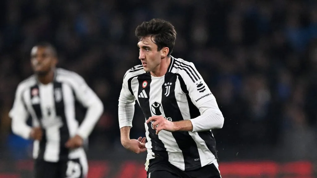 Andrea Cambiaso em campo pela Juventus (Francesco Pecoraro/Getty Images)
