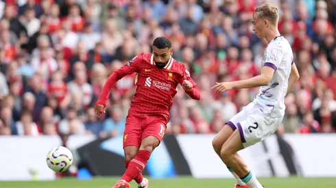 Dean Huijsen e Salah se enfrentando em jogo da Premier League. Zagueiro tem ganhado destaque. Foto: Alex Livesey