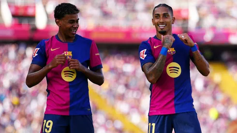 Raphinha ajuda Lamine Yamal no Barcelona. Foto: Alex Caparros/Getty Images