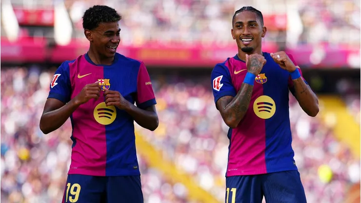 Raphinha ajuda Lamine Yamal no Barcelona. Foto: Alex Caparros/Getty Images