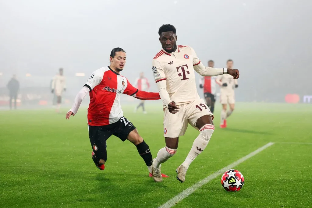 Davies ficará no Bayern e não jogará com Vinicius Júnior. (Photo by Dean Mouhtaropoulos/Getty Images)