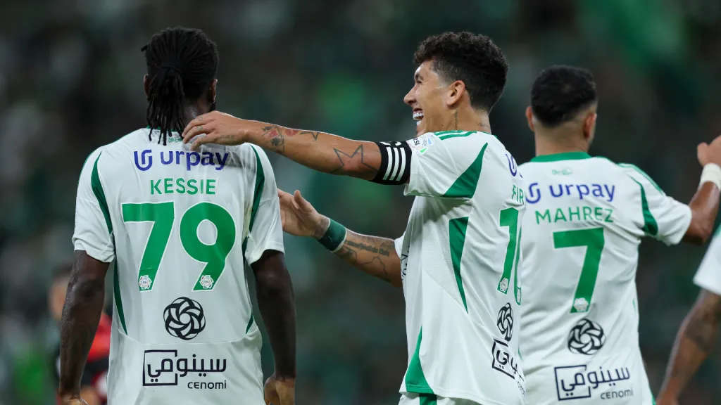 Roberto Firmino ao lado de Kessié e Mahrez no Al-Ahli (Photo by Yasser Bakhsh/Getty Images)