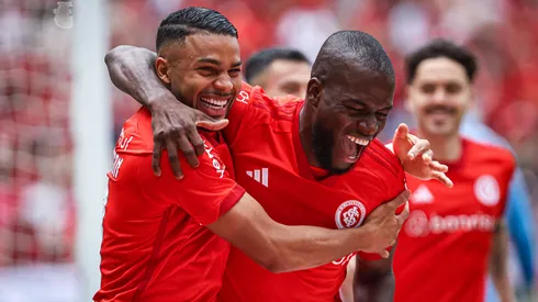Wanderson jogador do Internacional comemora seu gol com Enner Valencia jogador da sua equipe durante partida