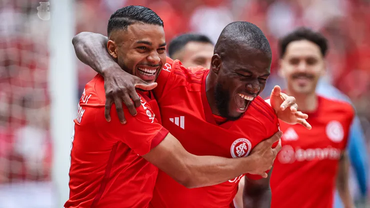 Wanderson jogador do Internacional comemora seu gol com Enner Valencia jogador da sua equipe durante partida
